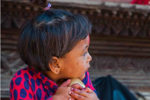 Patan fille sur une sculpture